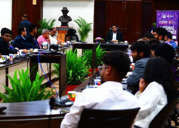 छात्र संसद के नेशनल गवर्नेंस टूर के तहत सचिव नियोजन डॉ. श्रीधर बाबू अद्दांकी और निदेशक सेतु आयोग डॉ. मनोज कुमार पंत से छात्र प्रतिनिधिमंडल की उच्च स्तरीय नीति संवाद