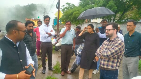 डीएम निकिता खण्डेलवाल ने भारी बारिश के पूर्वानुमान के मद्देनजर शहर की नालियों और जर्जर भवनों का किया निरीक्षण, दिए निर्देश