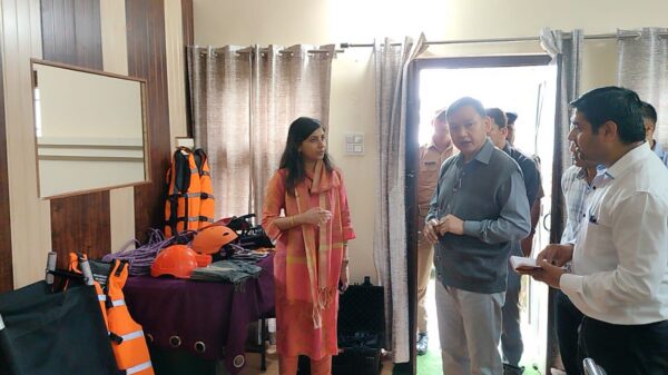 डीएम स्वाति एस. भदौरिया ने आपदा परिचालन केंद्र का निरीक्षण कर अलर्ट मोड में रखने के दिए निर्देश, कहा – फोन नहीं उठाने वाले अफसरों पर होगी सख़्त कार्रवाई, सचल दल वाहन में लगेगा जीपीएस