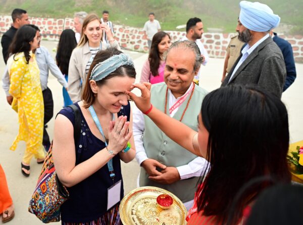 भराड़ीसैंण गैरसैंण की मिट्टी ने जीता विदेशी मेहमानों का दिल, विदेशी मेहमानों ने सराहा उत्तराखंड की संस्कृति और सौंदर्य