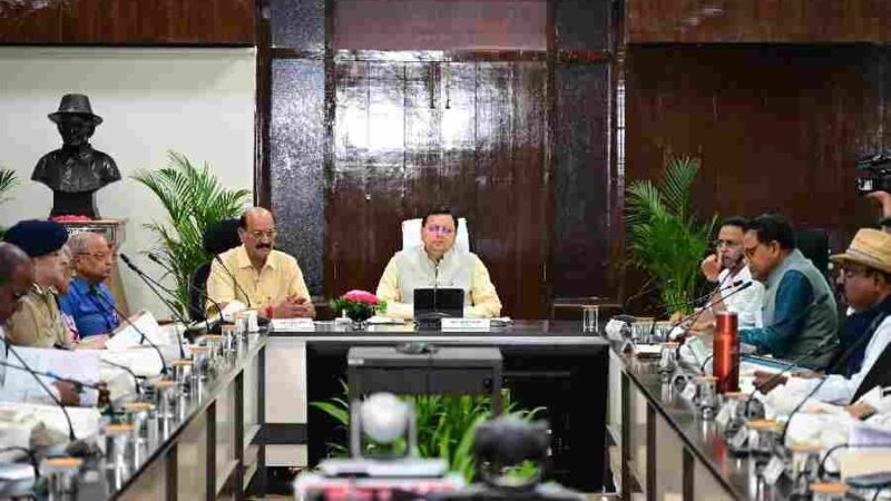 मुख्यमंत्री ने वन विभाग के अधिकारियों को वनों के संरक्षण के साथ ही वन संपदाओं को लोगों की आजीविका से जोड़ने की दिशा में विशेष प्रयास करने के दिए निर्देश