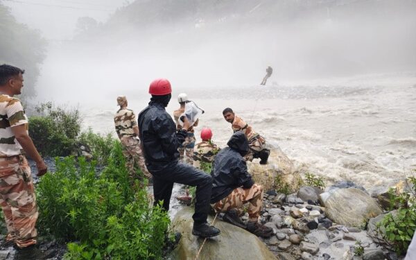 एनडीआरएफ और आईटीबीपी ने नदी के बीच फंसी गाय को किया सकुशल रेस्क्यू