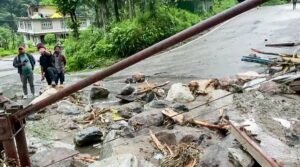भारी बारिश का कहर : बाढ़ और भूस्खलन से तबाही, यहां फंसे 1500 पर्यटक