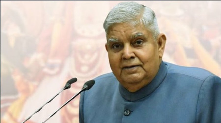 उपराष्ट्रपति धनखड़ की तबीयत बिगड़ी, मंच पर पुराने साथी से मिलकर हुए भावुक