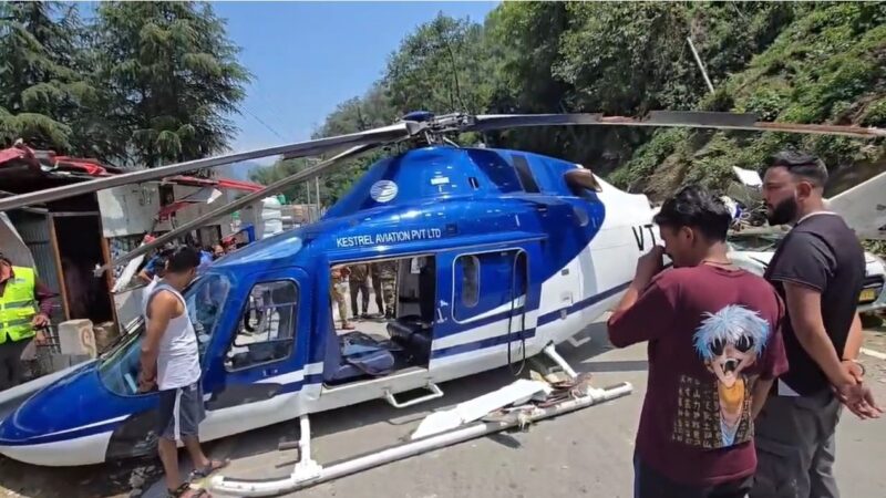 हेलीकॉप्टर की सड़क पर इमरजेंसी लैंडिंग, पायलट घायल ……