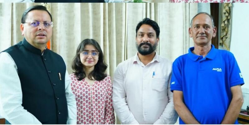 मुख्यमंत्री पुष्कर सिंह धामी ने रश्मि के माता-पिता से मुलाकात कर दी शुभकामनाएं, सामान्य परिवार की बेटी को जापान में मिली नौकरी