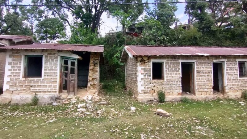 पुनर्निर्माण की बाट जोह रहा हैं उद्यान विभाग पोखरी का जर्जर भवन, स्थानीय जनप्रतिनिधियों ने जिलाधिकारी को भेजा ज्ञापन