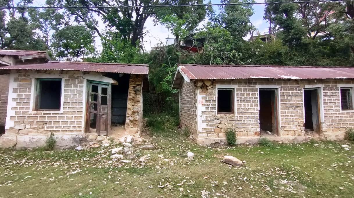 पुनर्निर्माण की बाट जोह रहा हैं उद्यान विभाग पोखरी का जर्जर भवन, स्थानीय जनप्रतिनिधियों ने जिलाधिकारी को भेजा ज्ञापन