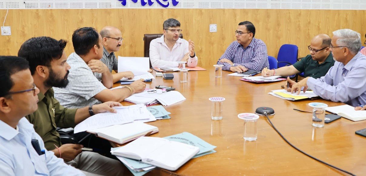 जल संरक्षण व संवर्द्धन को बने दीर्घकालीन योजना – डीएम संदीप तिवारी