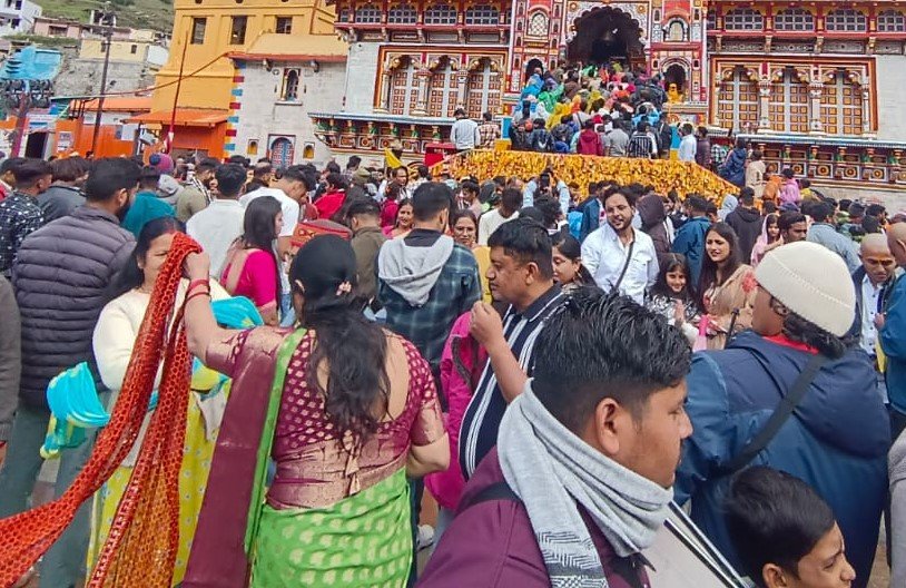 मंदिर परिसर में फोटो खिंचवाने पर बदरीनाथ में हुआ विवाद