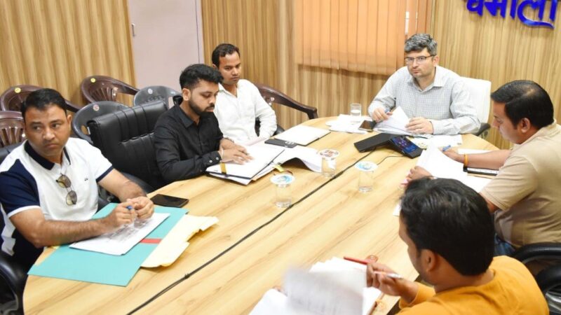 डीएम संदीप तिवारी ने पार्किग स्थलों के निर्माण में तेजी लाने के दिए निर्देश