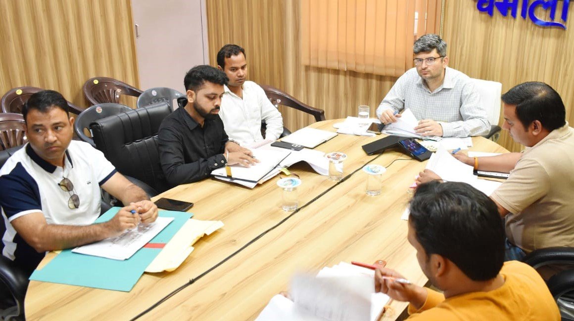 डीएम संदीप तिवारी ने पार्किग स्थलों के निर्माण में तेजी लाने के दिए निर्देश