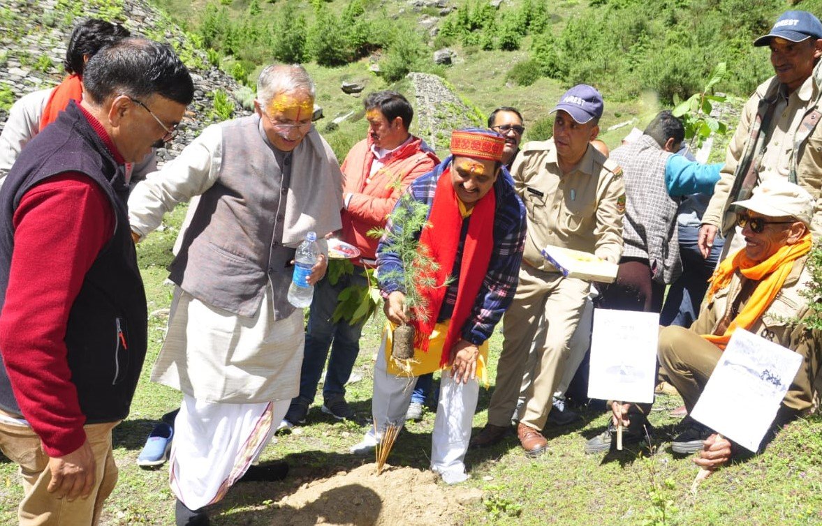 बदरीनाथ धाम में बीकेटीसी ने किया पौधरोपण