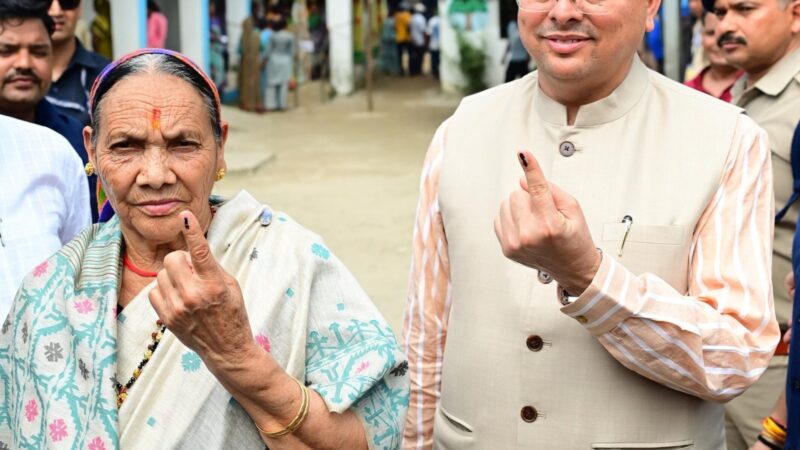 सीएम धामी ने मां संग किया मतदान, ग्रामीणों से बढ़चढ़ कर वोटिंग की अपील