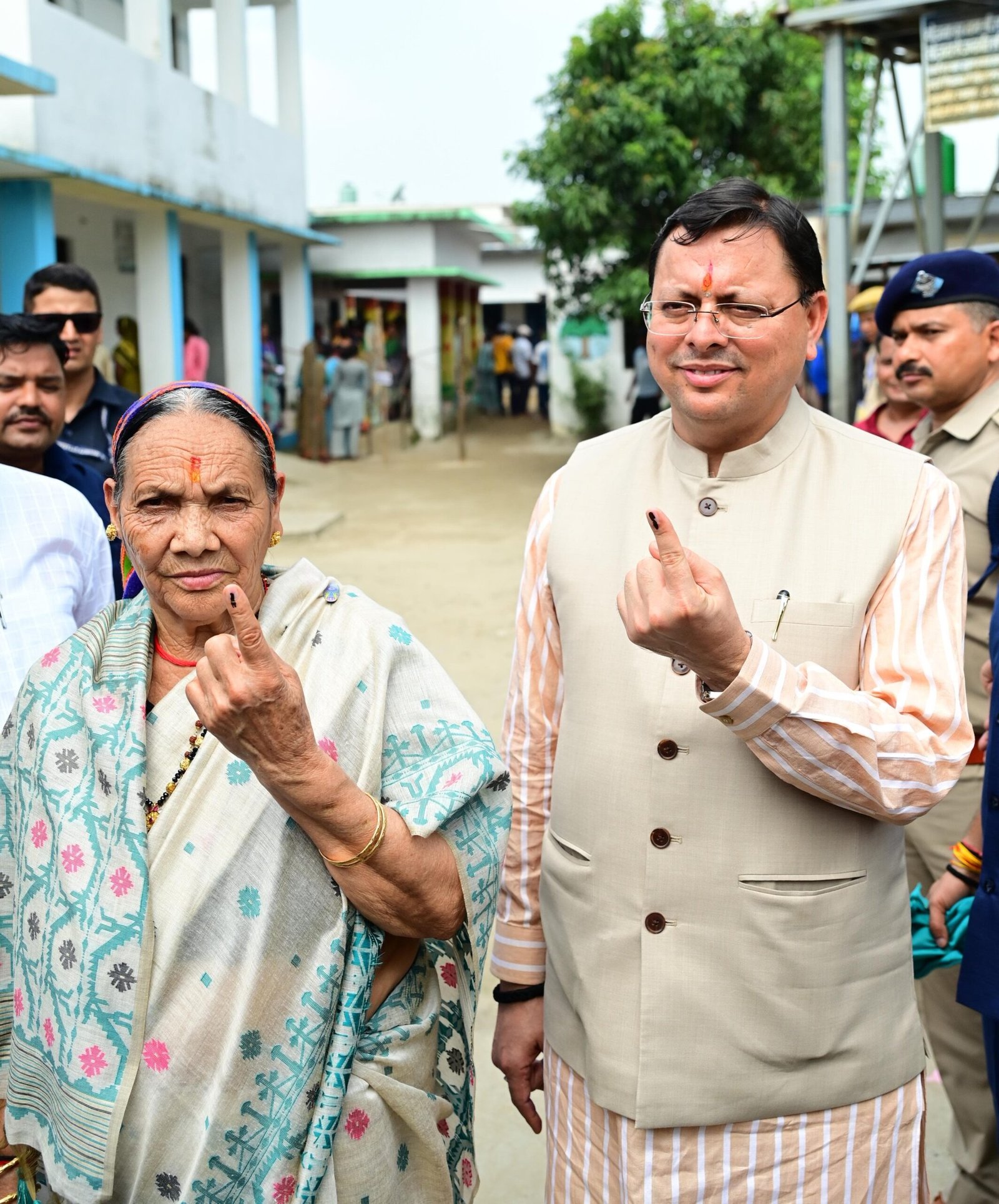 सीएम धामी ने मां संग किया मतदान, ग्रामीणों से बढ़चढ़ कर वोटिंग की अपील