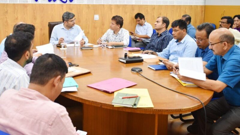 सीएम की घोषणाओं की करें निमयमित मॉनिटरिंग – डीएम संदीप तिवारी