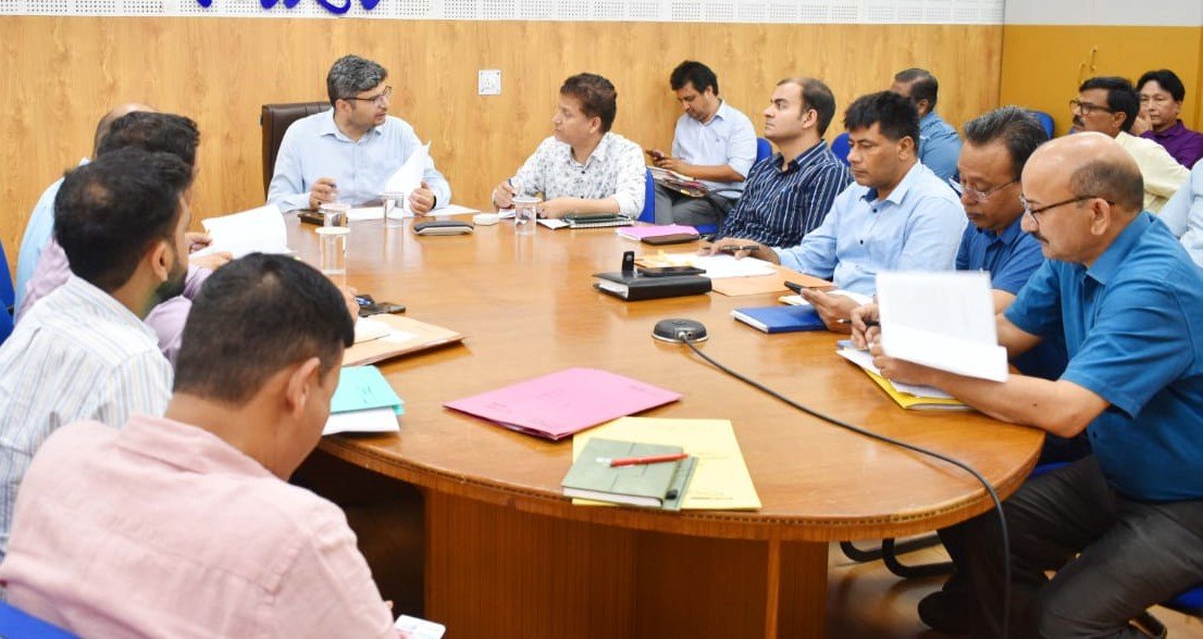 सीएम की घोषणाओं की करें निमयमित मॉनिटरिंग – डीएम संदीप तिवारी