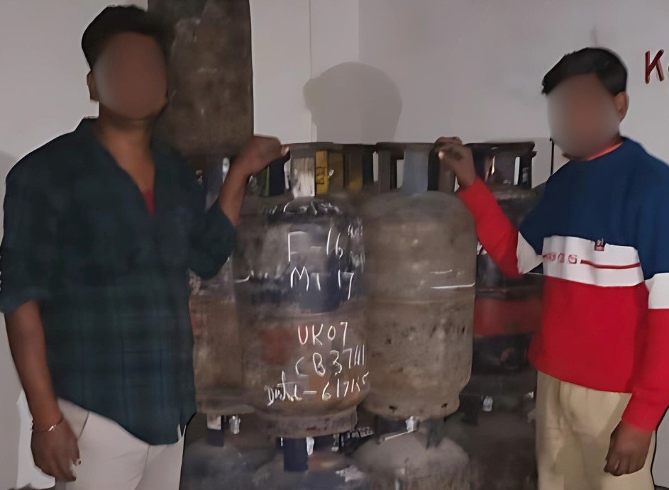 गजब : देहरादून से बदरीनाथ धाम पहुंच रहे अवैध गैस सिलेंडर