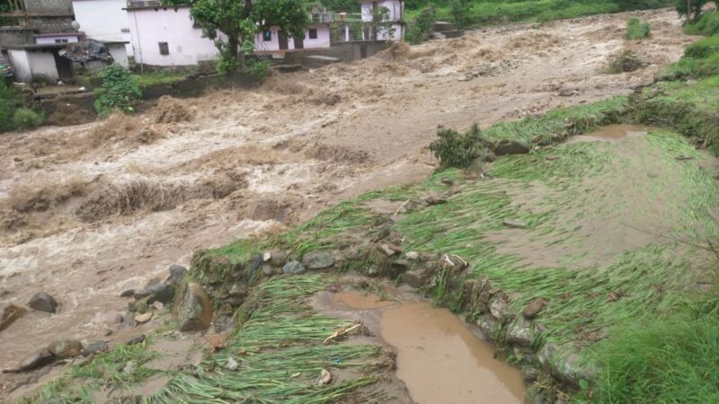 बादल फटने से दो गोशाला क्षतिग्रस्त, 11 आवासीय भवनों को खतरा