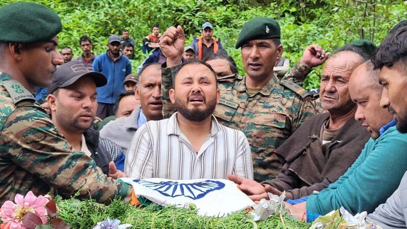 दिवंगत सैनिक का पैतृक घाट पर सैन्य सम्मान के साथ हुआ अंतिम संस्कार