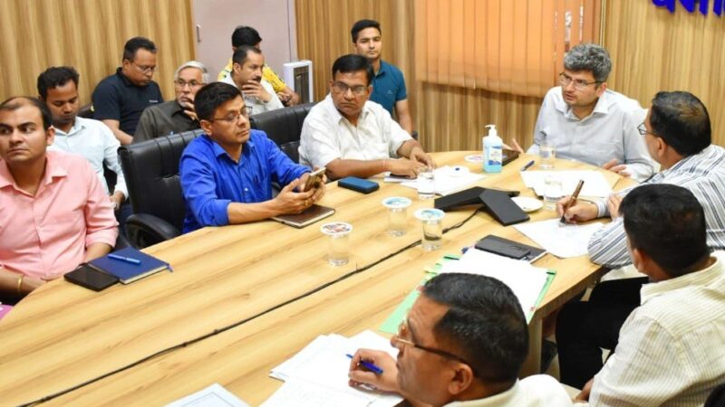 पोलिंग पार्टियो को मतदान स्थल तक सुरक्षा पहुंचाना प्राथमिकता – डीएम संदीप तिवारी