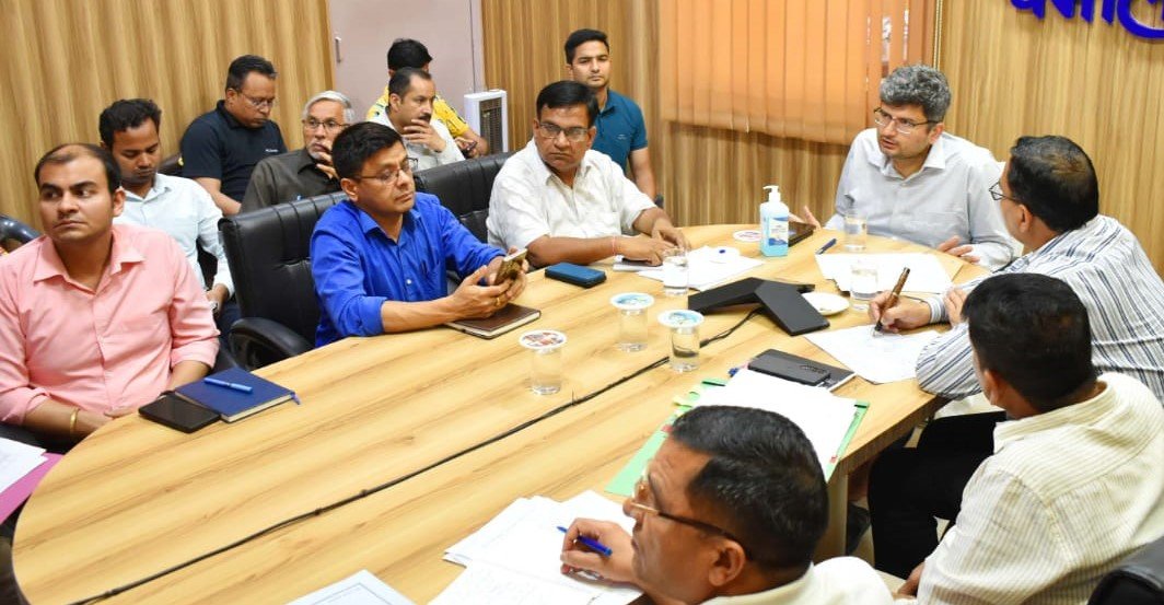 पोलिंग पार्टियो को मतदान स्थल तक सुरक्षा पहुंचाना प्राथमिकता – डीएम संदीप तिवारी