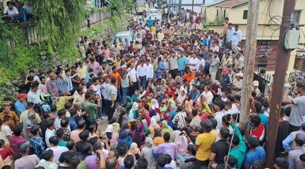 चमोली : 14 दिन से लापता युवक का शव पेड़ पर लटका मिला, हत्या की आशंका से भड़के लोग, प्रदर्शन