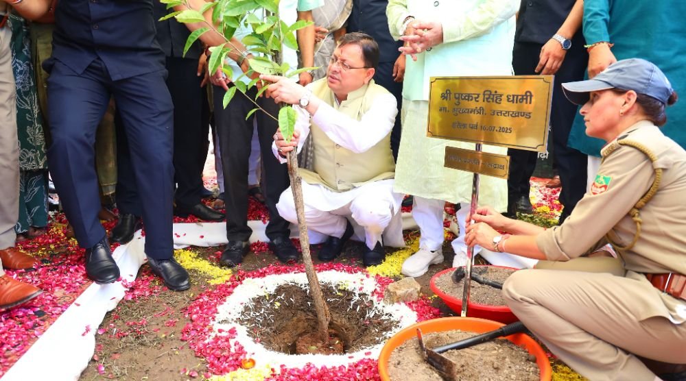 हरेला पर्व पर राज्यव्यापी पौधारोपण कार्यक्रम में मुख्यमंत्री ने रोपा रुद्राक्ष का पौधा