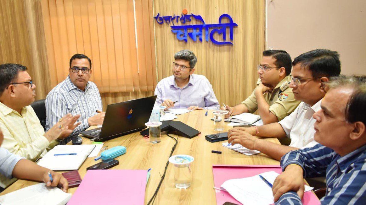 नंदा राजजात की तैयारियों को लेकर डीएम संदीप तिवारी ने ली अधिकारियों की बैठक