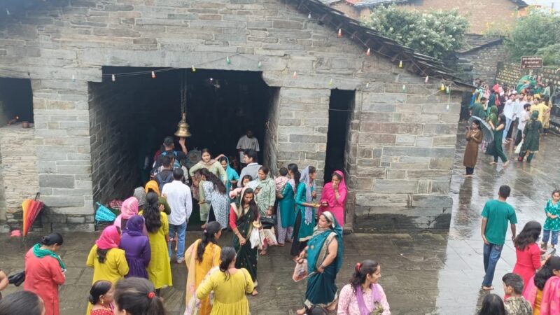 भोले के जयकारों के साथ भक्तों ने किया जलाभिषेक