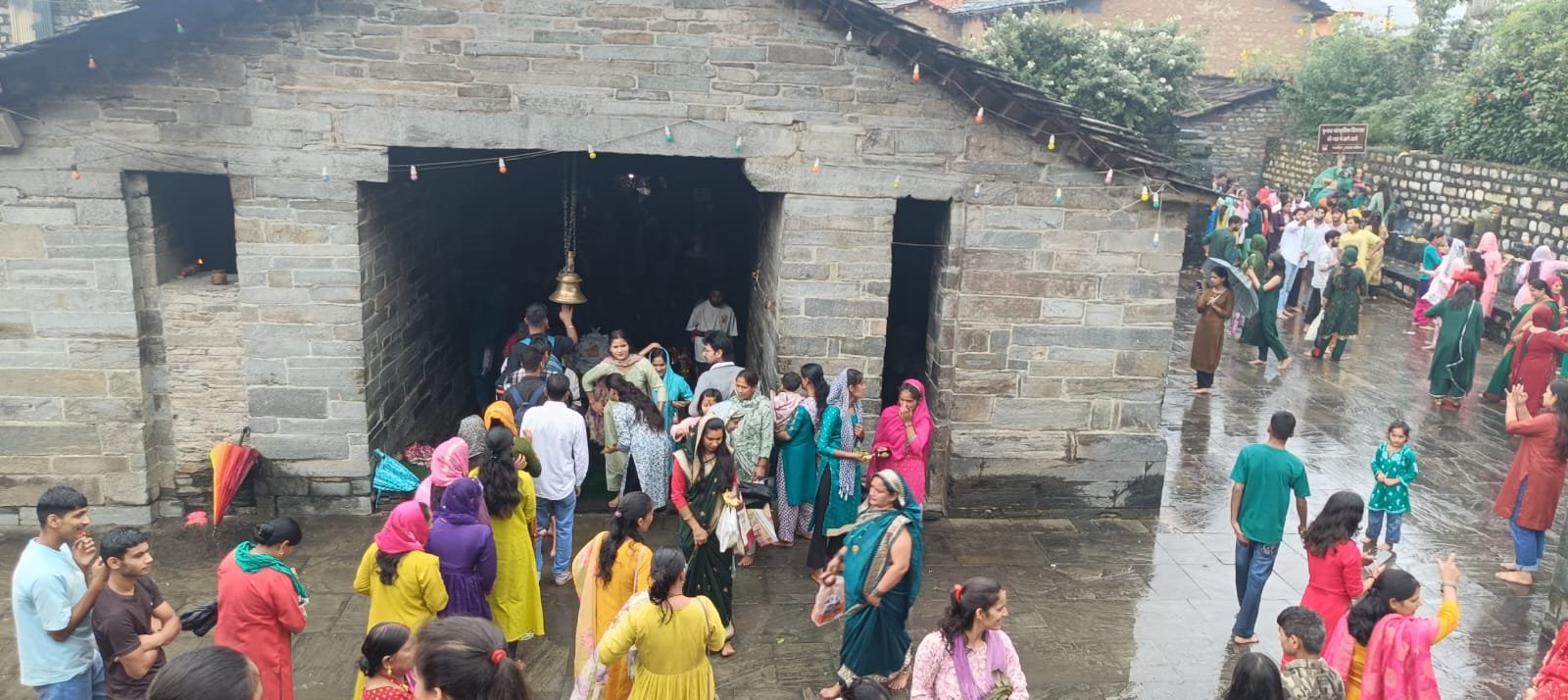 भोले के जयकारों के साथ भक्तों ने किया जलाभिषेक