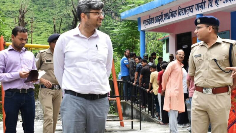 डीएम संदीप तिवारी व एसपी सर्वेश पंवार ने किया मतदेय स्थलों का निरीक्षण