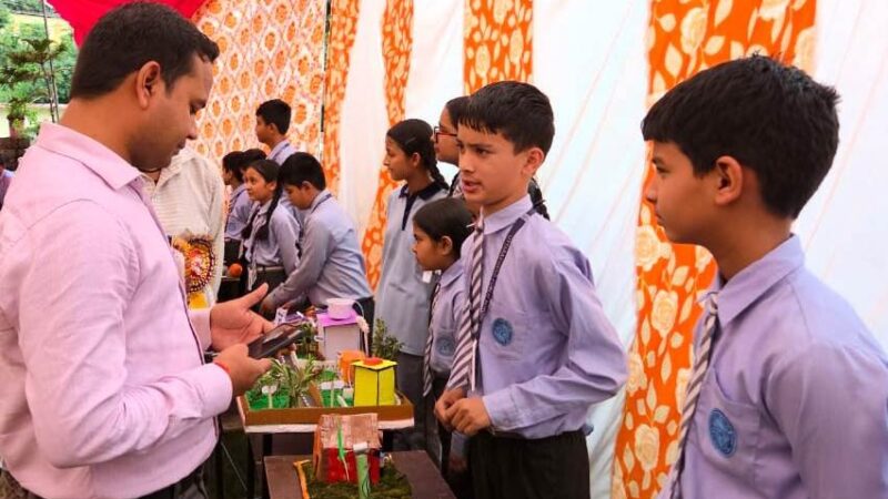 बच्चों ने बैग लेस डे पर अतिथियों को परोसे स्थानीय व्यंजन