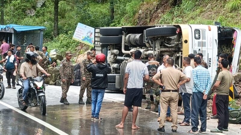 बदरीनाथ हाइवे पर सोनला के पास अनियंत्रित होकर सड़क पर पलटा सेना के जवानों का वाहन, सात घायल