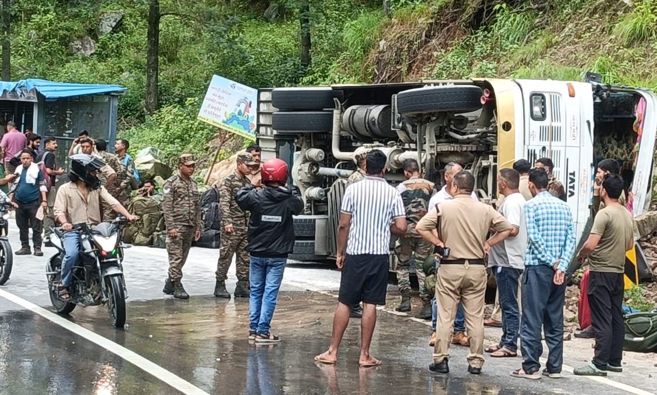बदरीनाथ हाइवे पर सोनला के पास अनियंत्रित होकर सड़क पर पलटा सेना के जवानों का वाहन, सात घायल