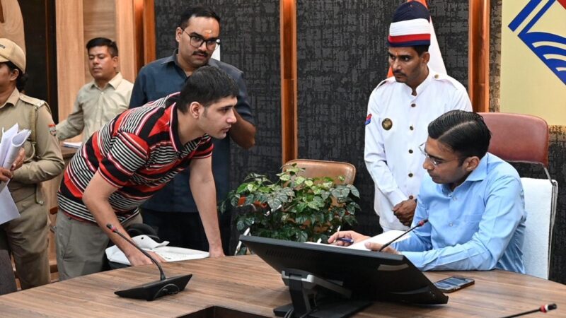 सगे बेटे और पत्नी के लिए खतरे का सबब बना शस्त्र, डीएम सविन बंसल ने मौके पर किया लाईसेंस निलम्बित