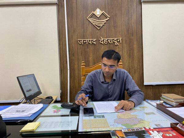 जनता के अफसर IAS सविन बंसल, जब सिस्टम थमे, तो जनता का सहारा बने डीएम, जिसनें आमजन के दिलों में बनाई जगह