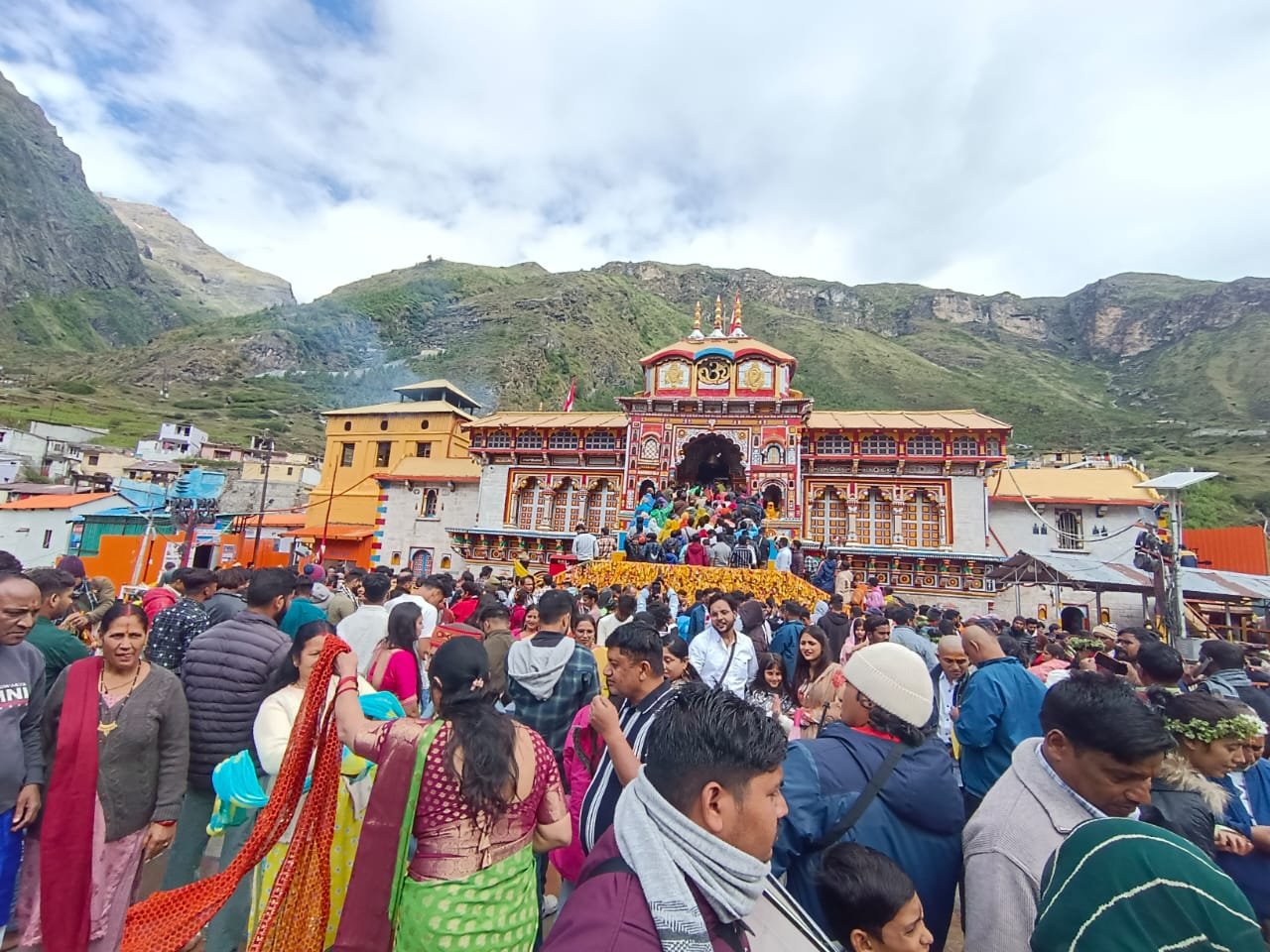 श्री बदरीनाथ मंदिर सिंह द्वार पर फोटो खिंचवाने को लेकर विवाद का बीकेटीसी अध्यक्ष हेमंत द्विवेदी ने लिया संज्ञान, होगी सख्त कार्रवाई