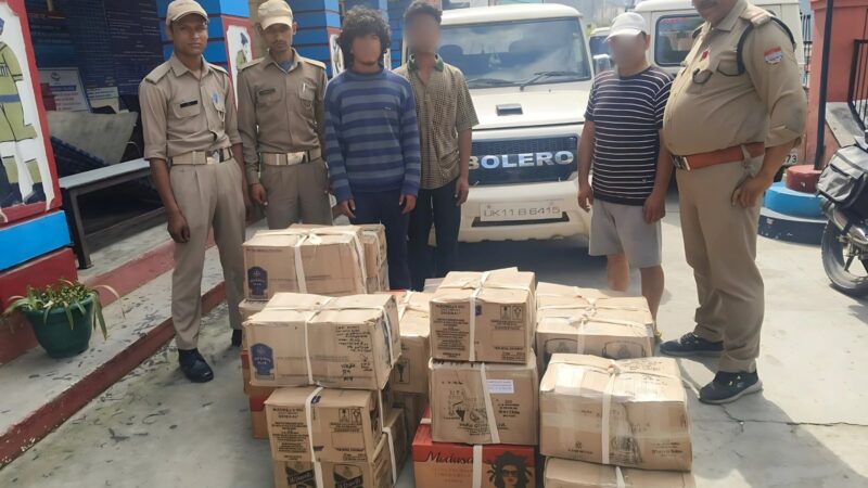 31 पेटी अवैध शराब के साथ तीन लोग गिरफ्तार