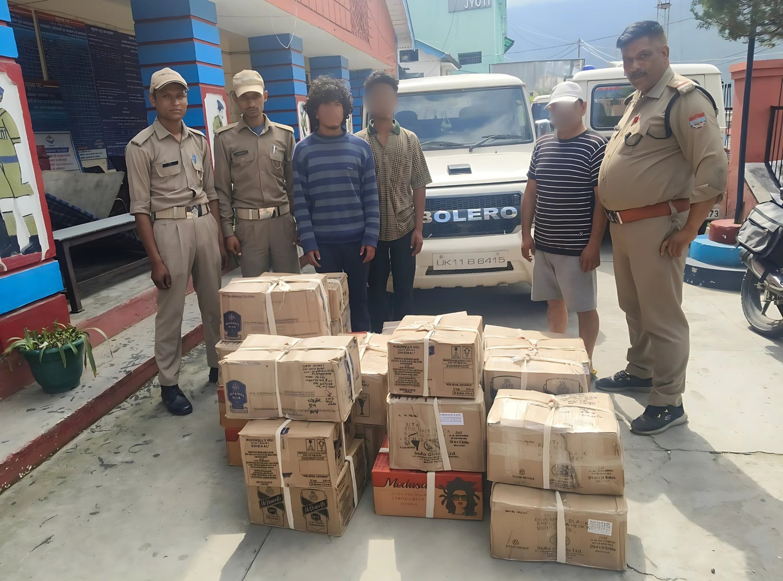 31 पेटी अवैध शराब के साथ तीन लोग गिरफ्तार