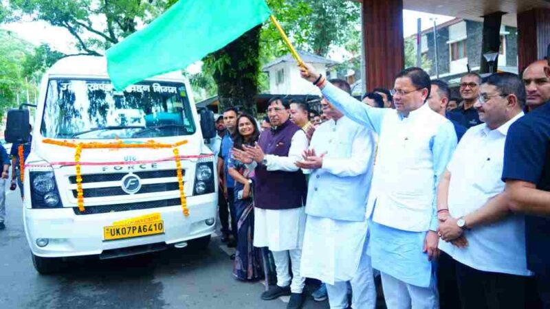 परिवहन निगम की 20 टैम्पो ट्रेवलर वाहन को सीएम धामी ने दिखाई हरी झंडी, 100 नई बसें खरीदने का भी ऐलान