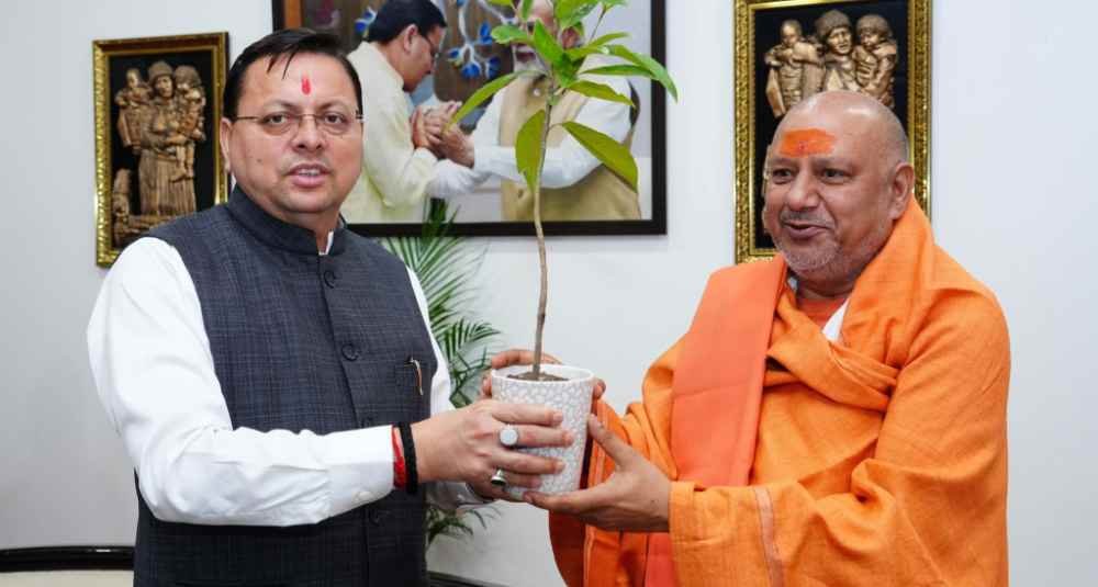 मुख्यमंत्री पुष्कर सिंह धामी से महामंडलेश्वर स्वामी यतींद्रानंद गिरी जी महाराज ने की शिष्टाचार भेंट, ऑपरेशन कालनेमि की सराहना की