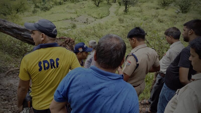 स्कूल से लौट रहे दो छात्र पेड़ के नीचे दबे, दोनों की दर्दनाक मौत