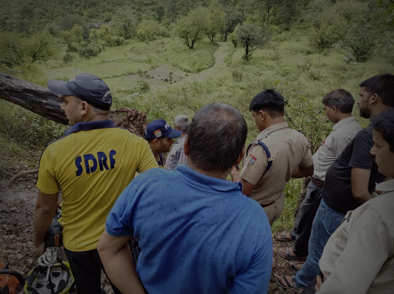 स्कूल से लौट रहे दो छात्र पेड़ के नीचे दबे, दोनों की दर्दनाक मौत