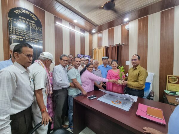 कांग्रेसी कार्यकर्ताओं ने की नगर आयुक्त से शिष्टाचार भेंट 