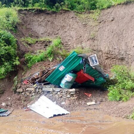 भारी बारिश का कहर: गडोली में दुकान पर गिरा मलबा, 4 से 5 लाख रुपये का नुकसान