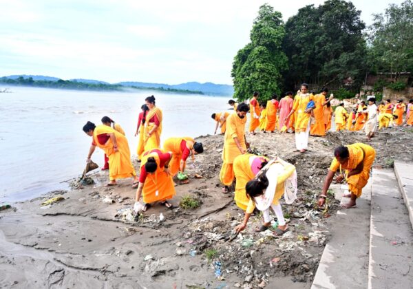 शांतिकुंज और जिला प्रशासन के संयुक्त तत्वावधान में विशाल गंगा स्वच्छता अभियान, सैकड़ों स्वयंसेवियों ने एकत्र किया कई टन कूड़ा