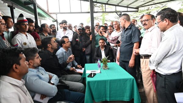 चकराता सीएचसी को मिलेगी नई पहचान, डीएम सविन बंसल ने मौके पर दिए फंड और नई जमीन का किया निरीक्षण