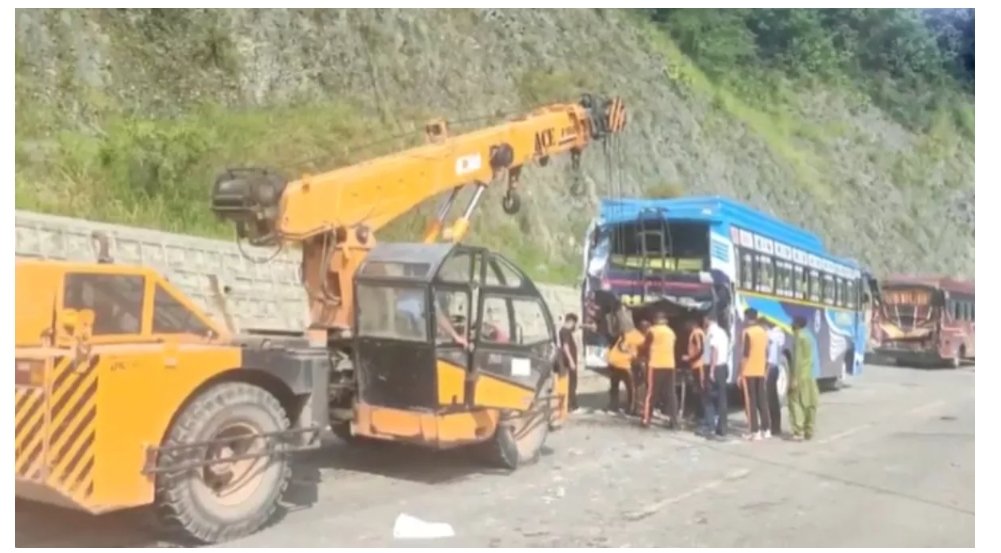 अमरनाथ यात्रियों की बसों की टक्कर, 36 श्रद्धालु घायल