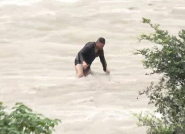 उत्तराखंड : नशे में पिकनिक और ऊपर से मूर्खता! मालदेवता में सॉन्ग नदी में बही थार, बाल-बाल बची जान ……